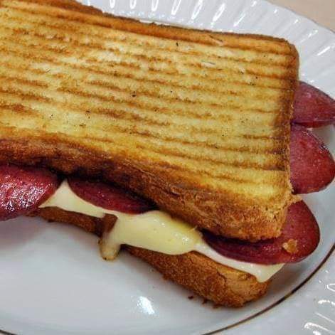 Kare Ekmek Sucuklu Kaşarlı