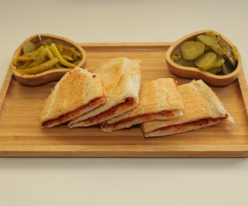 Sade Sucuklu Tost
